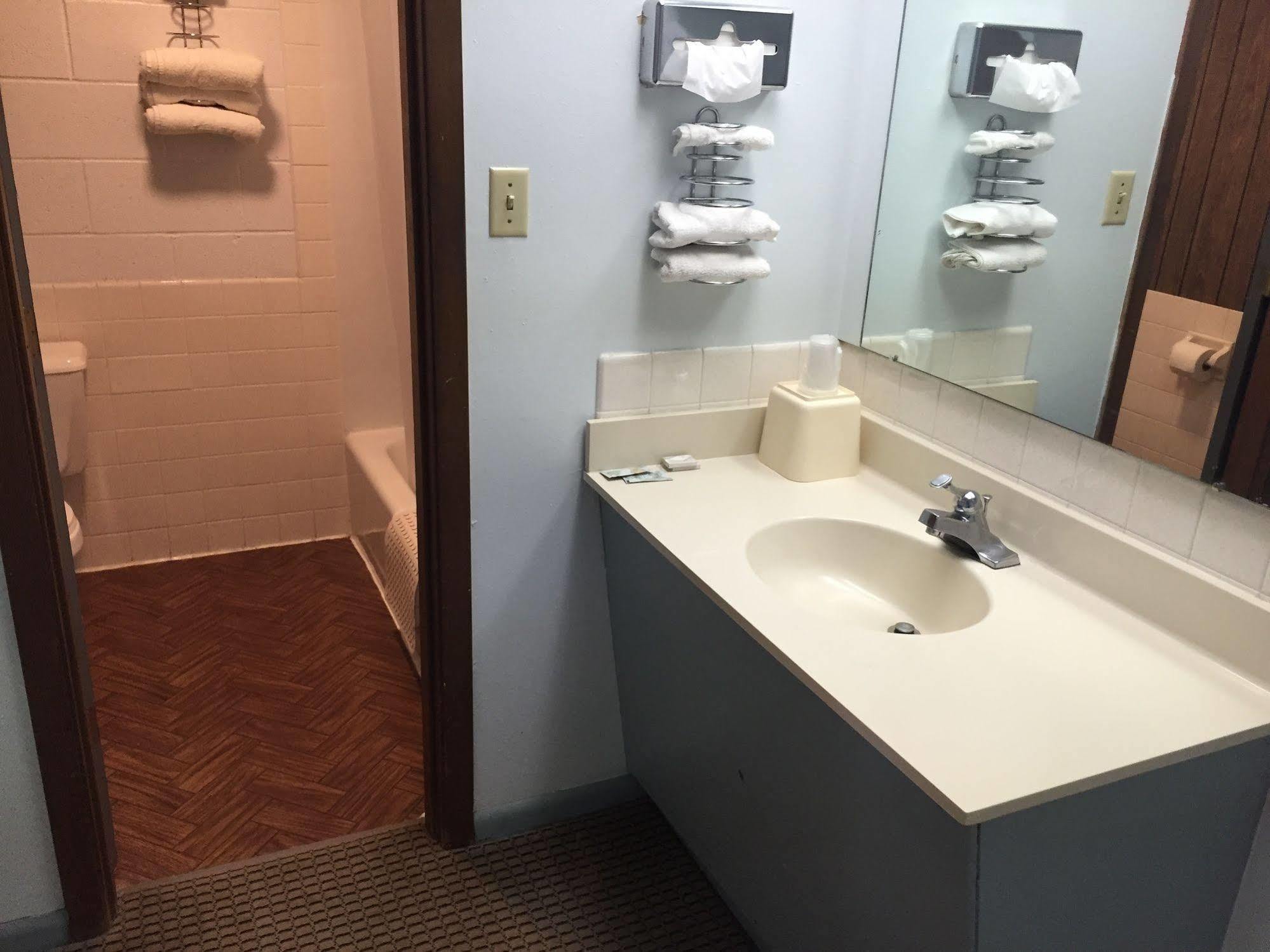 Budget Inn Adair Экстерьер фото